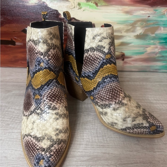 Stylish Snakeskin Pattern Ankle Booties - Picture 2 of 10